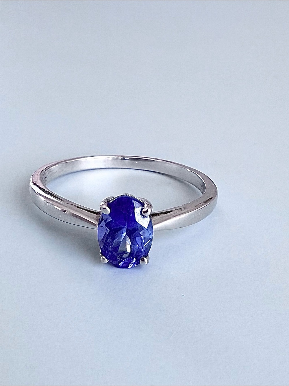 Tanzanite and white gold ring